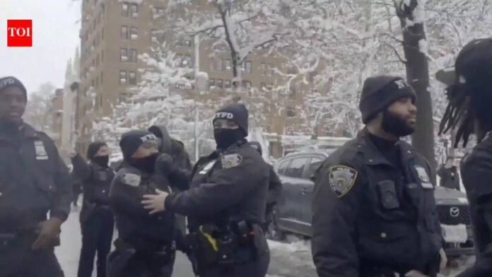 NYC-snowstorm-chaos-NYPD-officer-hit-by-snowball-in-Washington.jpg NYC snowstorm chaos: NYPD officer hit by snowball in Washington Square Park; Cuomo slams Mamdani