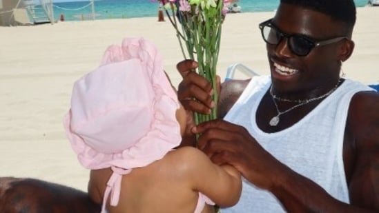 Tyreek-Hill-family-Dolphins-release-eight-time-Pro-Bowl-WR-all.jpg Cricket in L1