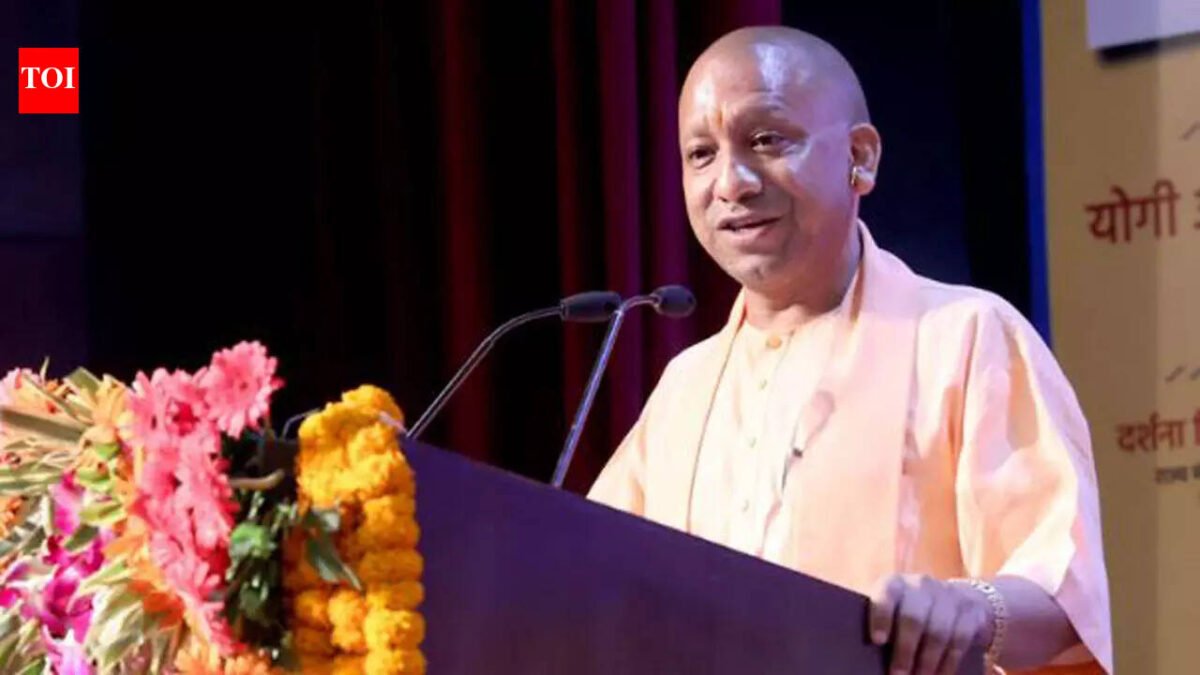 'Umar bhar yahi bhool karta raha...': Yogi Adityanath turns to Mirza Ghalib to attack Samajwadi Party at rally - Watch | India News