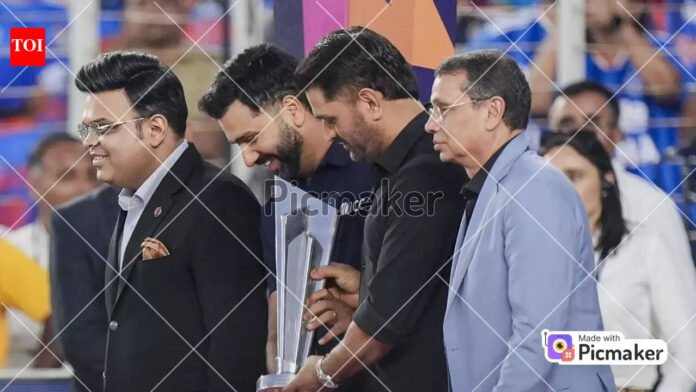 Ahmedabad crowd cheers as Dhoni and Rohit lift T20 WC trophy - Watch

