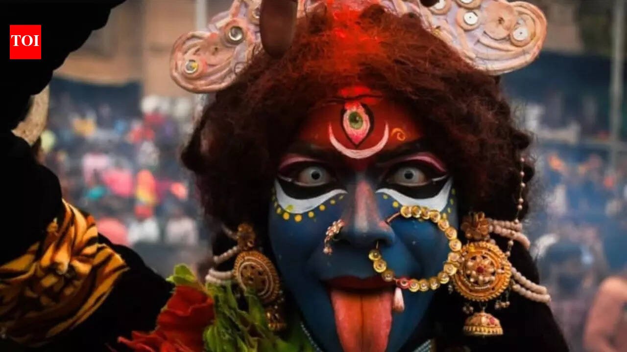 “Ashes to ashes, ashes to ashes”: Inside Masaan Holi, Manikarnika Ghat
