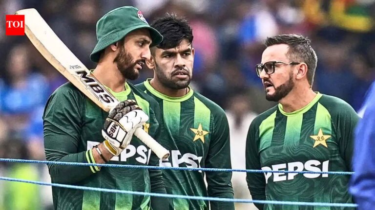Chaos in Park Camp! Players unhappy with Hesson after T20 WC defeat