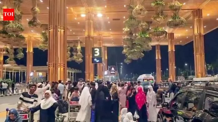 Iran-conflict-900-flights-canceled-flyers-stranded-at-airports.jpg Iran conflict: 900 flights canceled, flyers stranded at airports