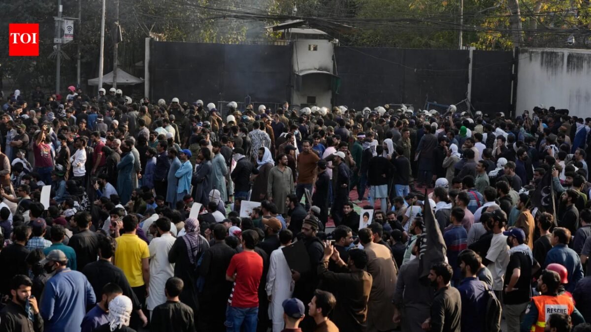 Karachi protests: US Marines fire on protesters who attacked Karachi consulate: report