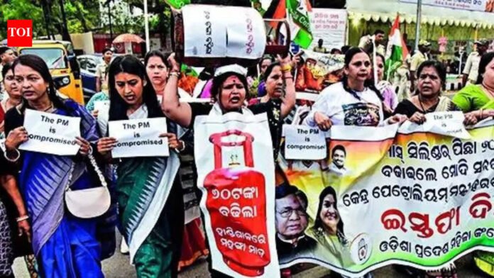 LPG prices rise: Mamata calls for protests, Sidharth seeks PM Modi's resignation

