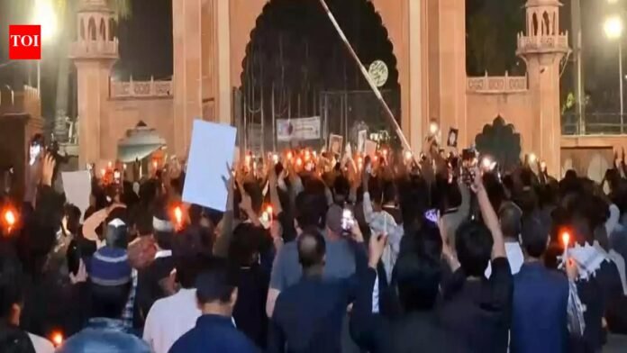 Rare-moment-Indias-Sunnis-and-Shiites-unite-to-mourn-Khameneis.jpg Rare moment: India's Sunnis and Shiites unite to mourn Khamenei's death