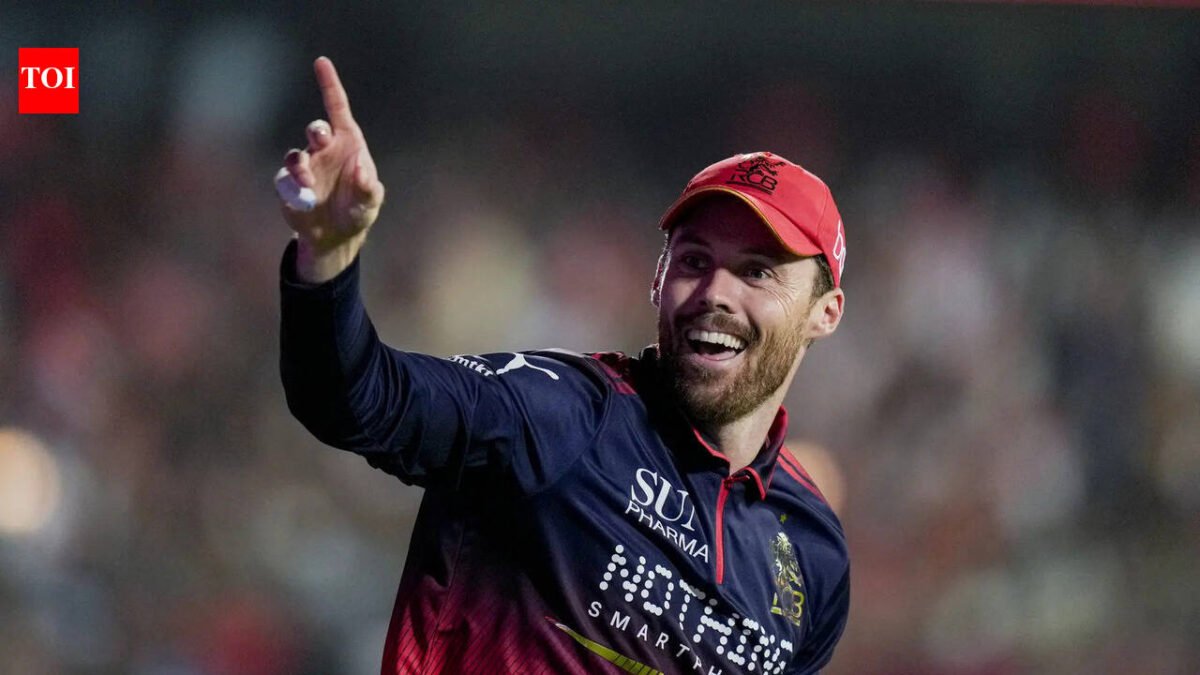 Salt steals the show with stunning one-handed catch off Ishan - Watch