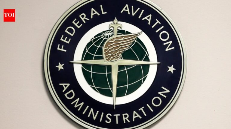 Small plane makes emergency landing in cold Hudson River, 2 people on board swim to safety