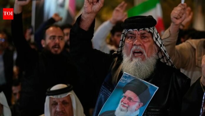 U.S. intelligence warns Khamenei to step down, but regime change in Iran 'unlikely' - report

