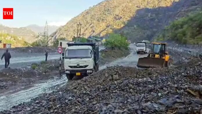 Jammu-Srinagar national highway closed for third consecutive day

