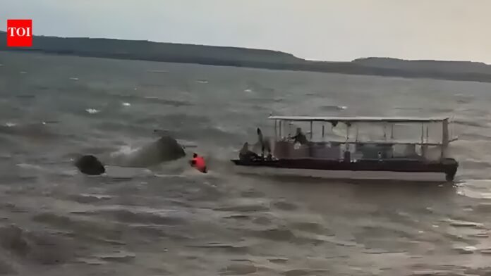 MP boat accident: Cruise ship capsizes in Jabalpur, 4 dead, rescue operation underway

