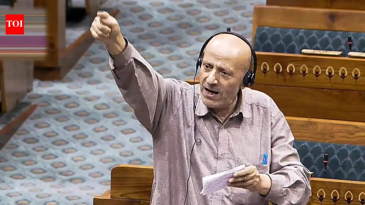 Mirwaiz urges Center to release engineer Rashid, MP's father criticizes
