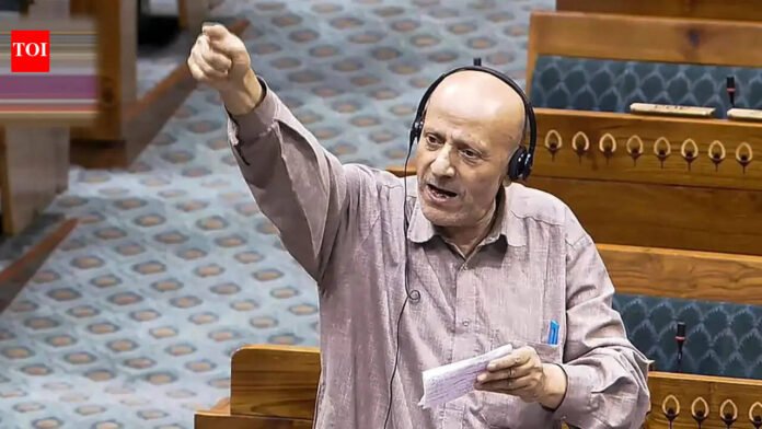 Mirwaiz urges Center to release engineer Rashid, MP's father criticizes

