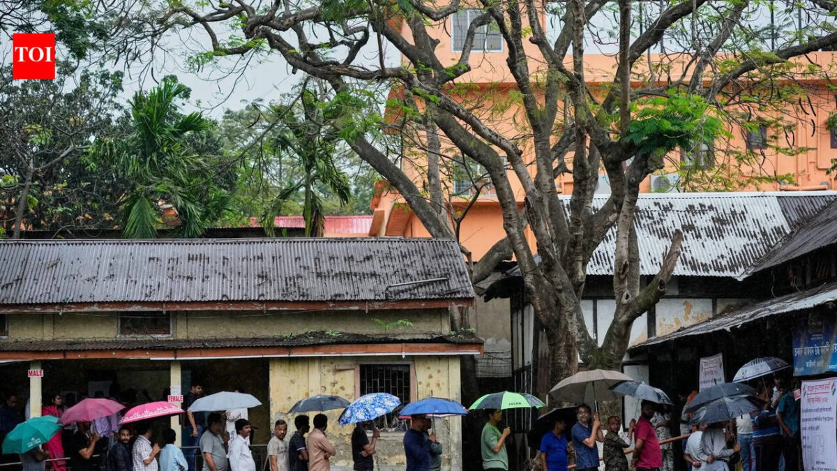 Of the 1,478 participants in the first phase of Bengal's battle, 20 per cent voted for clorepatis. The poorest person owns assets of Rs 500