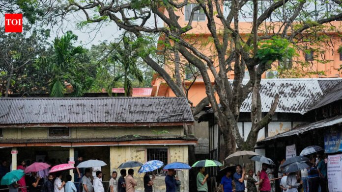 Of the 1,478 participants in the first phase of Bengal's battle, 20 per cent voted for clorepatis. The poorest person owns assets of Rs 500

