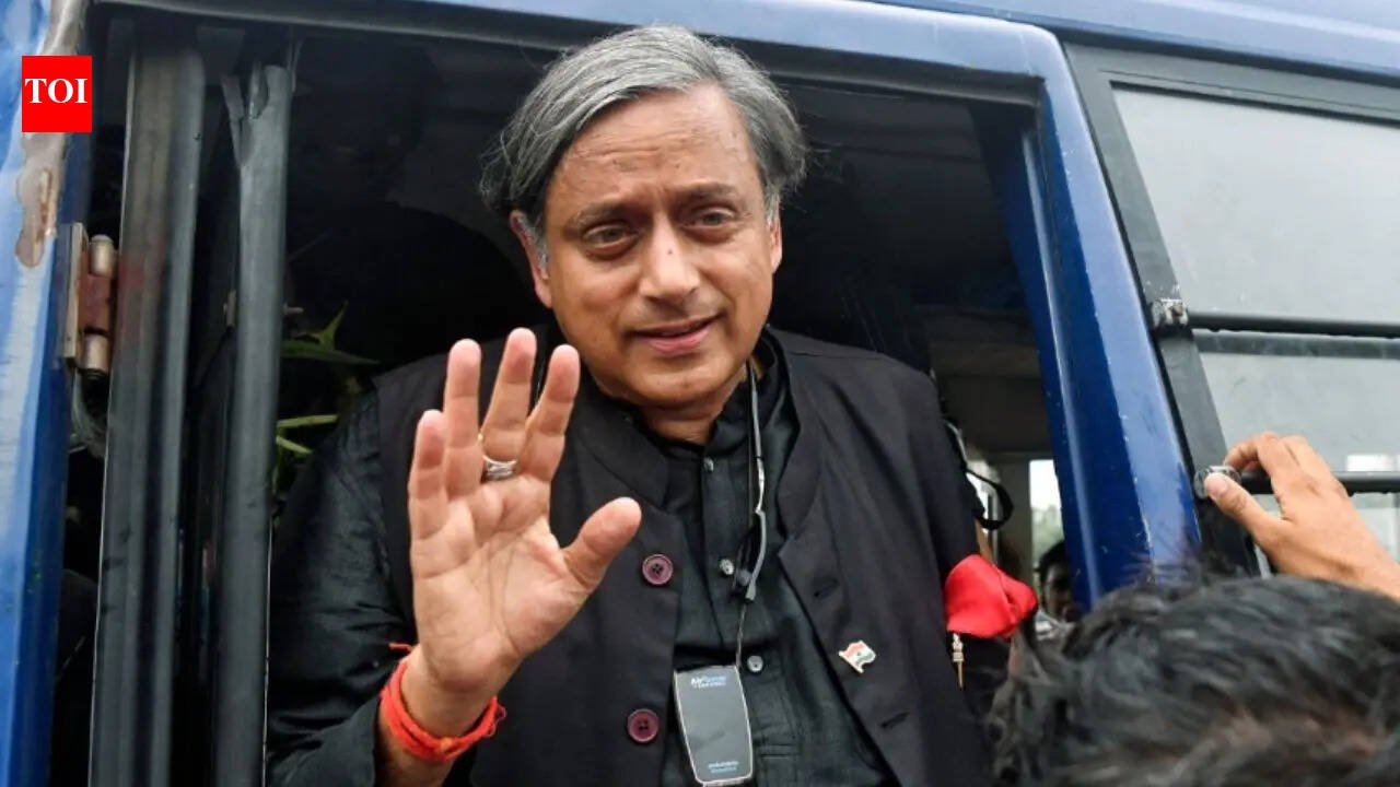 Shashi Tharoor's convoy blocked in Wandore, Kerala, five men attack his gunman and driver
