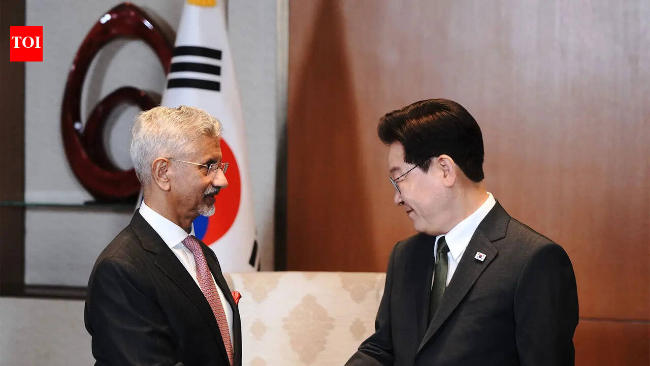 South Korean President Lee Jae-myung arrives for a three-day state visit; focus on "special strategic partnership"