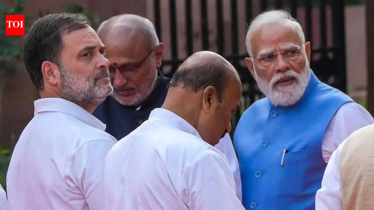 Watch: PM Modi, Rahul Gandhi have candid conversation at Jyotiba Phule tribute ceremony