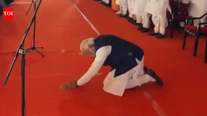 'I bow to West Bengal Jana Shakti': PM Modi kowtows in front of Kolkata crowd as BJP forms first government

