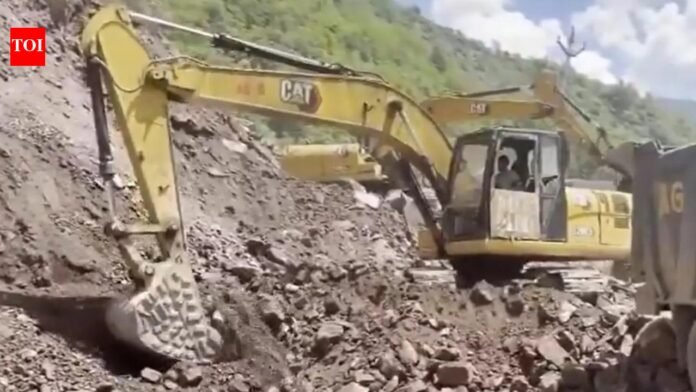 J&K: Severe landslide closes Baramulla-Uri NH near Lagama; traffic diverted

