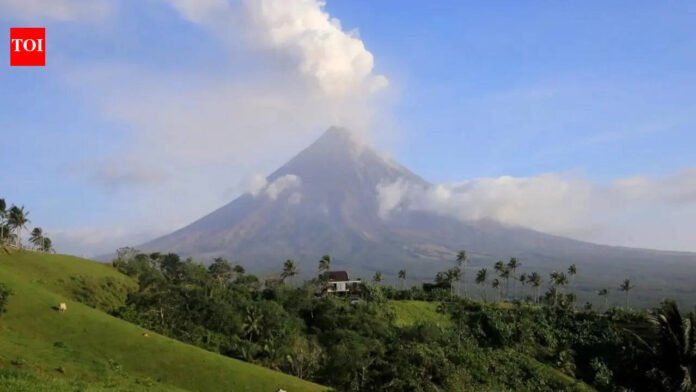 Mayon volcano eruption forces evacuations near Manila and disrupts air travel World News

