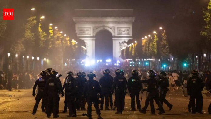 PSG's Champions League celebrations spark clashes in France; 416 people arrested, 7 police officers injured

