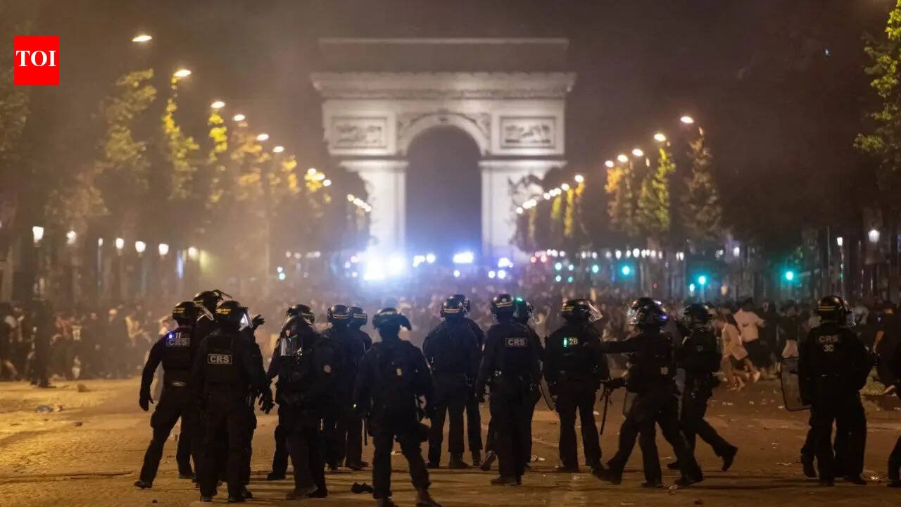PSG's Champions League celebrations spark clashes in France; 416 people arrested, 7 police officers injured