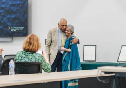 An Indian doctor couple donates US$500,000 to American medical schools: "It is very meaningful to give back in a small way"