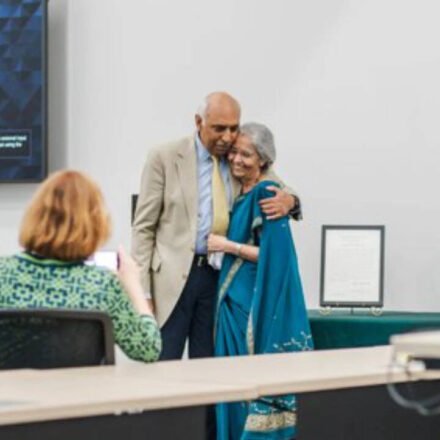 An Indian doctor couple donates US$500,000 to American medical schools: "It is very meaningful to give back in a small way"