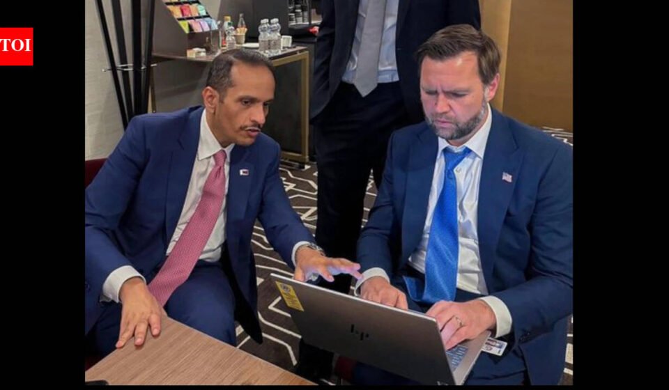 Doesn't the VP have its own login? J.D. Vance - Weird details in Jared Kushner photos spark concern