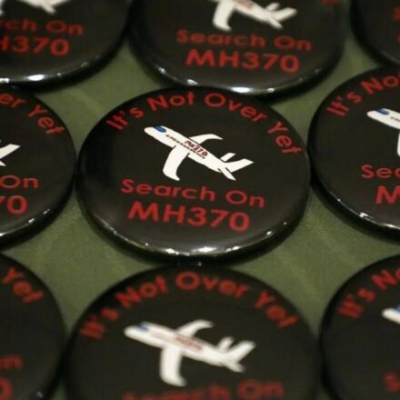 MH370 Malaysia: 'Close next of kin': Malaysia extends MH370 search for another year