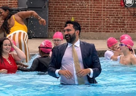 Suit, tie and dress up: New York City Mayor Zohran Mamdani revives pool tradition in full formal wear — Video