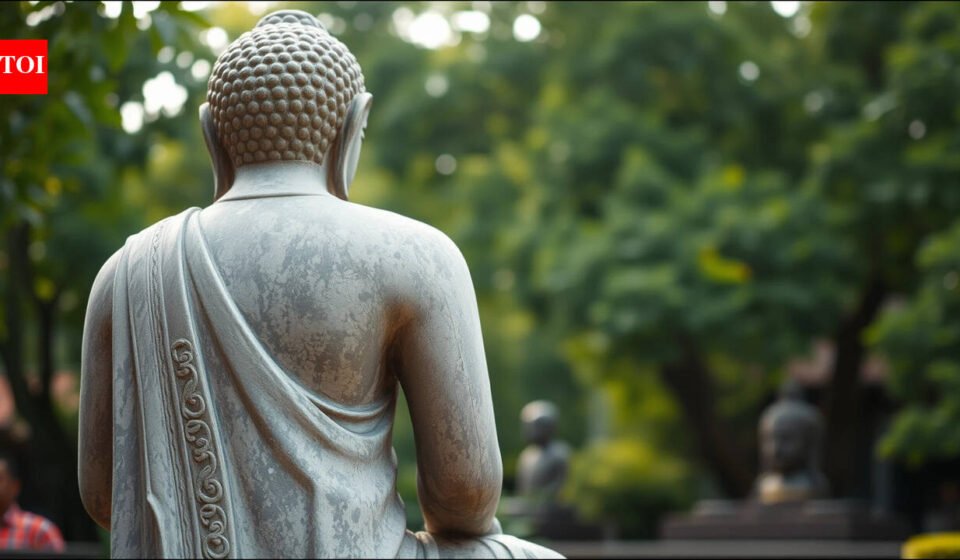 A Thai religious proverb of the time: "Gold foil on the back of the Buddha statue" inspires us to do good deeds when no one is watching