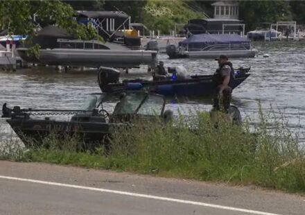 Boat capsizes in Lake Wisconsin: Boat capsizes in Lake Wisconsin, 7 rescued; 3 children dead