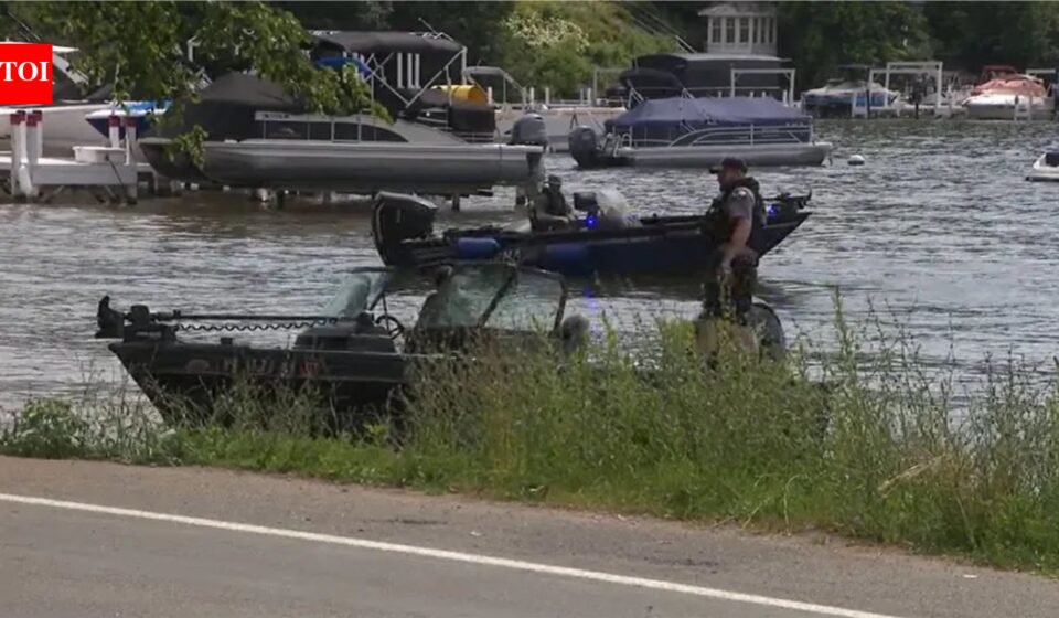Boat capsizes in Lake Wisconsin: Boat capsizes in Lake Wisconsin, 7 rescued; 3 children dead