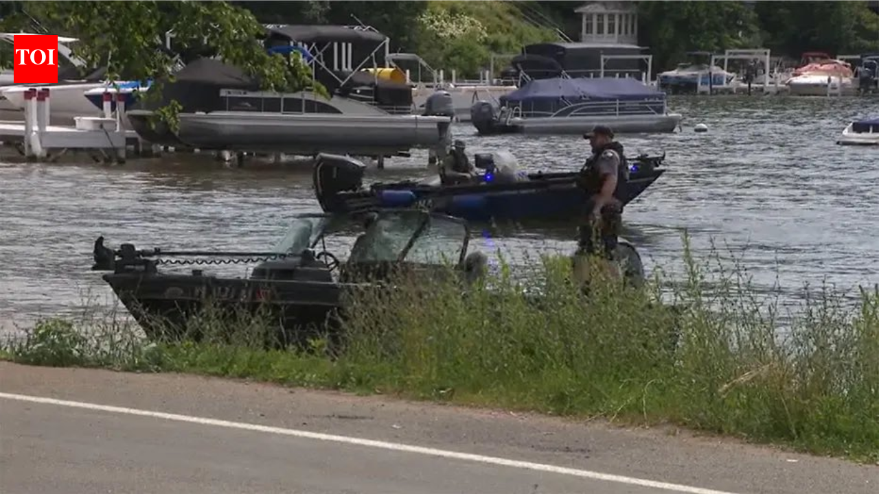 Boat capsizes in Lake Wisconsin: Boat capsizes in Lake Wisconsin, 7 rescued; 3 children dead