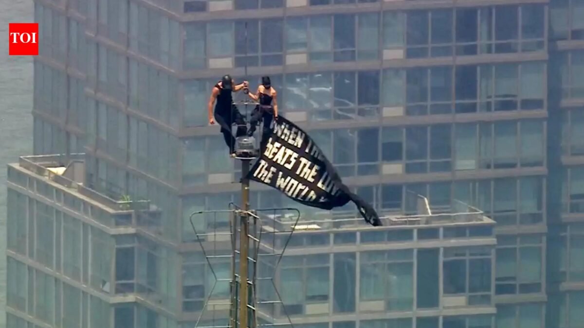 Climbing the Empire State Building: Couple arrested after proposing atop New York skyscraper - video