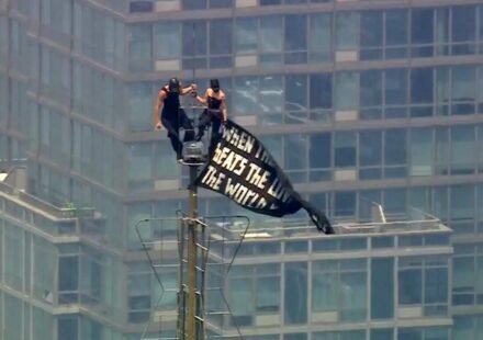 Climbing the Empire State Building: Couple arrested after proposing atop New York skyscraper - video