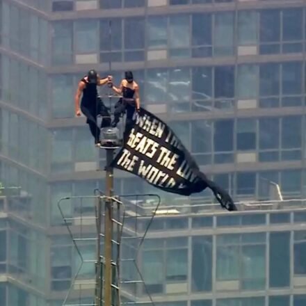 Climbing the Empire State Building: Couple arrested after proposing atop New York skyscraper - video