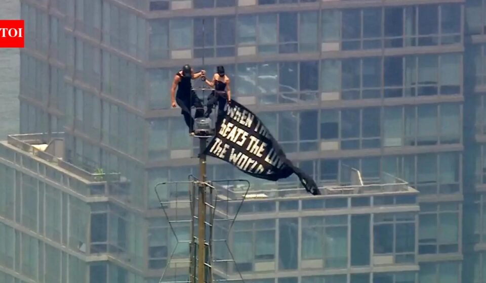 Climbing the Empire State Building: Couple arrested after proposing atop New York skyscraper - video