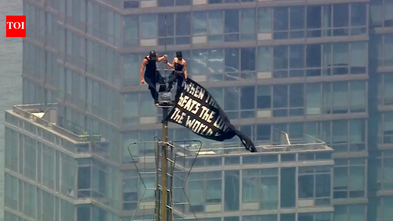 Climbing the Empire State Building: Couple arrested after proposing atop New York skyscraper - video