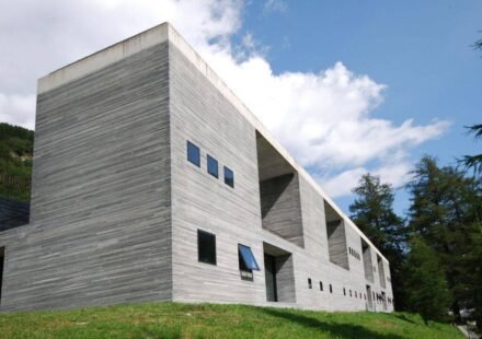 Hidden deep in the Swiss Alps, this building built from 60,000 stone slabs disappears into the mountains and is now considered one of the greatest works of modern architecture | World News