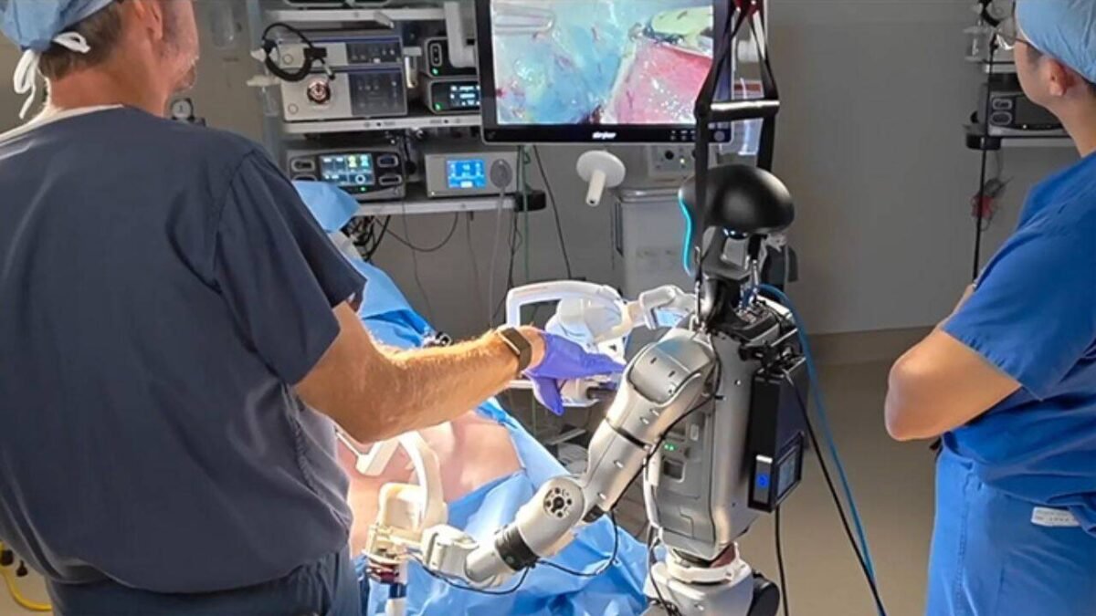 Humanoid robot performs live surgery for first time, world medical breakthrough |
