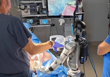 Humanoid robot performs live surgery for first time, world medical breakthrough |