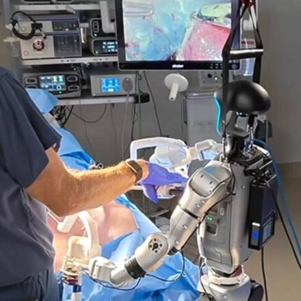 Humanoid robot performs live surgery for first time, world medical breakthrough |
