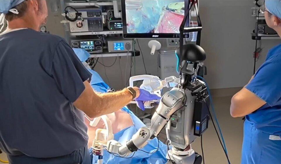 Humanoid robot performs live surgery for first time, world medical breakthrough |