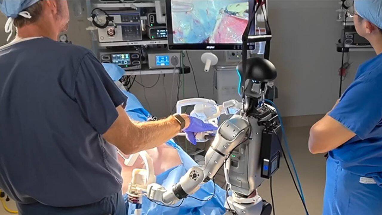 Humanoid robot performs live surgery for first time, world medical breakthrough |