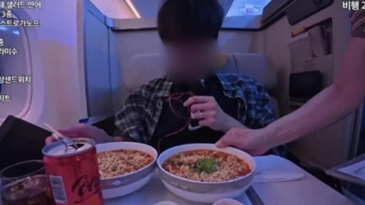 Mukbang Youtuber: Mukbang YouTuber Yuno apologizes after video of ordering food on plane sparks backlash