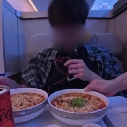 Mukbang Youtuber: Mukbang YouTuber Yuno apologizes after video of ordering food on plane sparks backlash