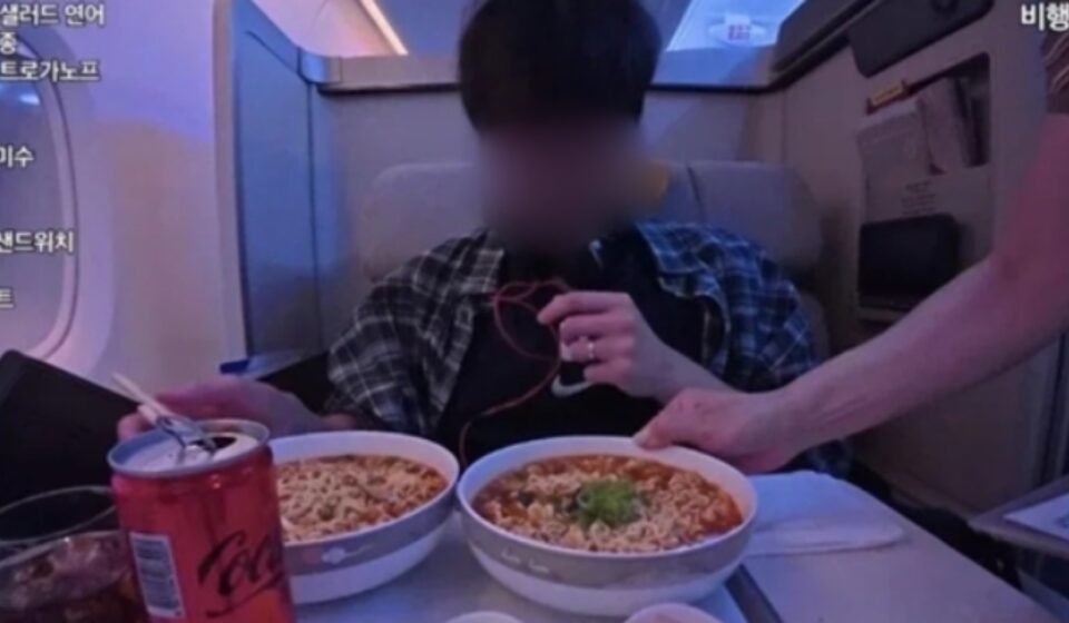 Mukbang Youtuber: Mukbang YouTuber Yuno apologizes after video of ordering food on plane sparks backlash